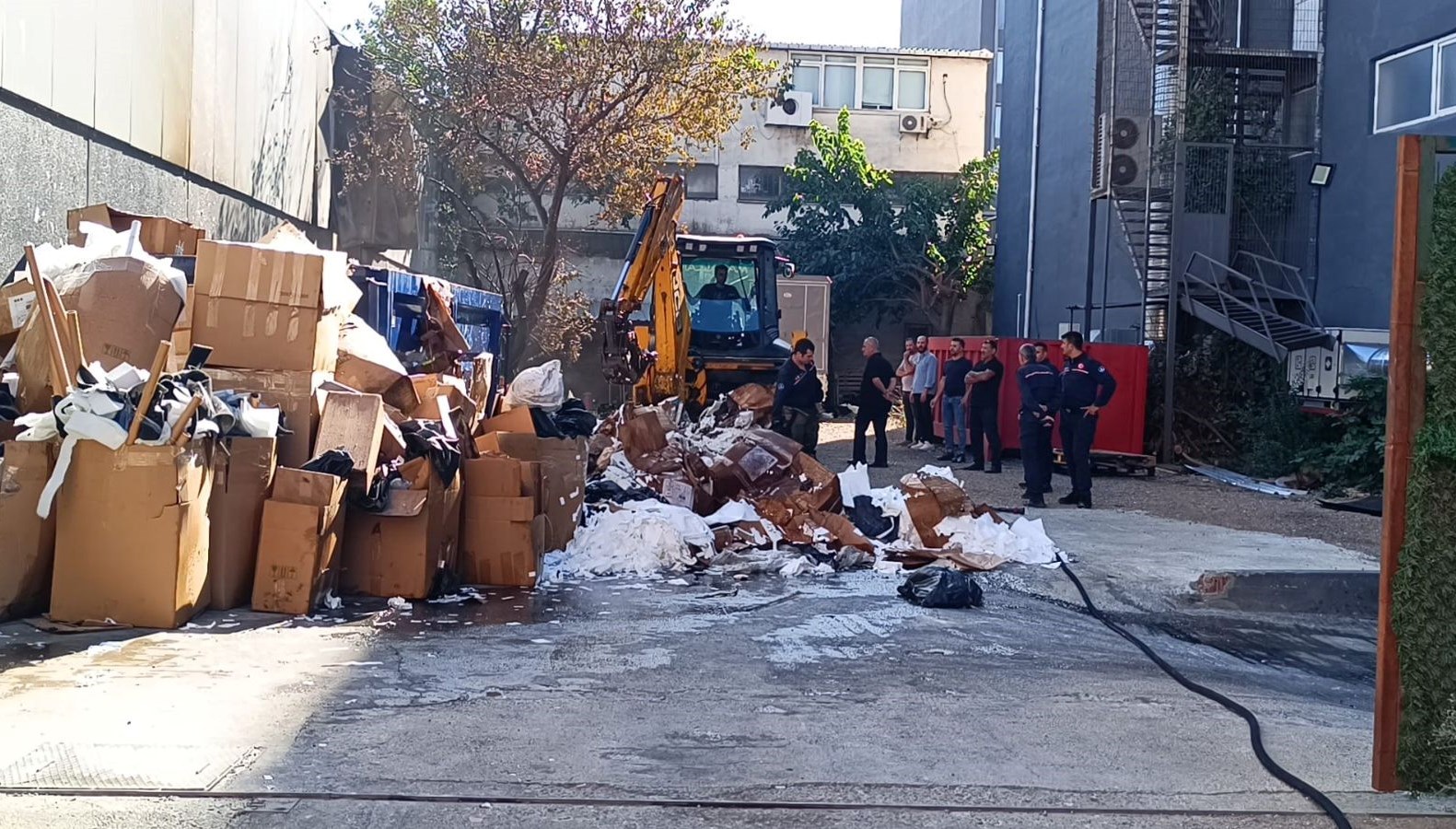 Ataşehir’de fabrika bahçesindeki yangın kontrol altında