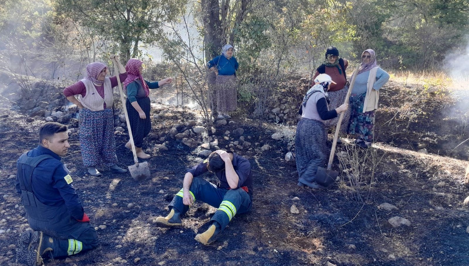 Kuru otlarla kaplı arazide korkutan yangın