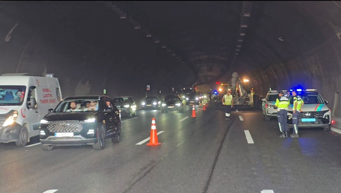 Kuzey Marmara Otoyolu’nda tır devrildi: Kilometrelerce araç kuyruğu oluştu