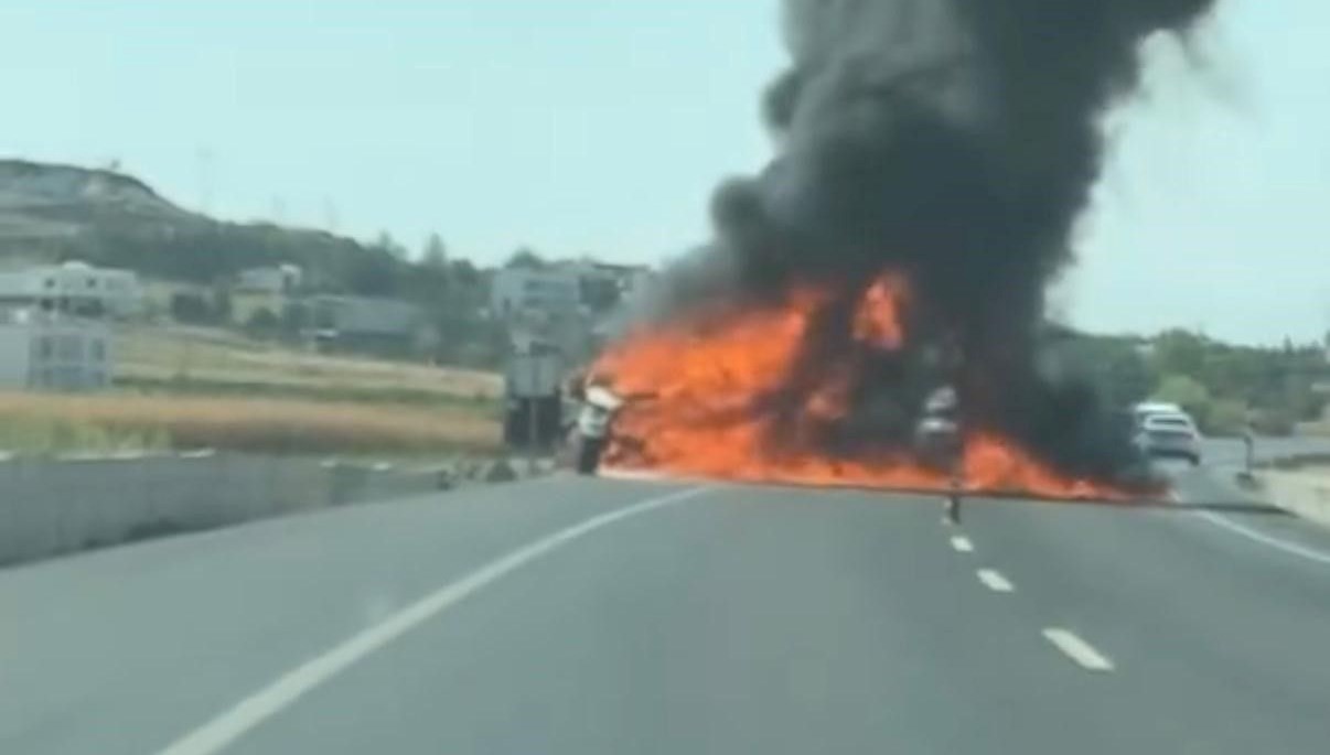 Seyir halindeki kamyonet alev alev yandı