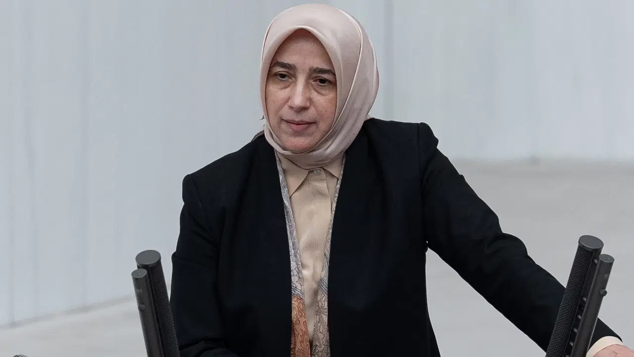 akpli ozlem zenginden mecliste ilginc talep holokost filmleri yasaklansin S4TGnPN1