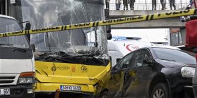 istanbulda iett otobusu duraga girdi kaza ani kamerada ImEL2M9V.jpg