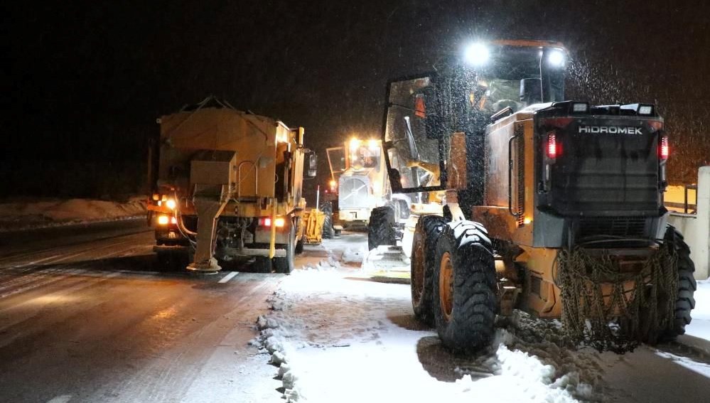 Kar ve tipi bastırdı, sürücüler zor anlar yaşadı