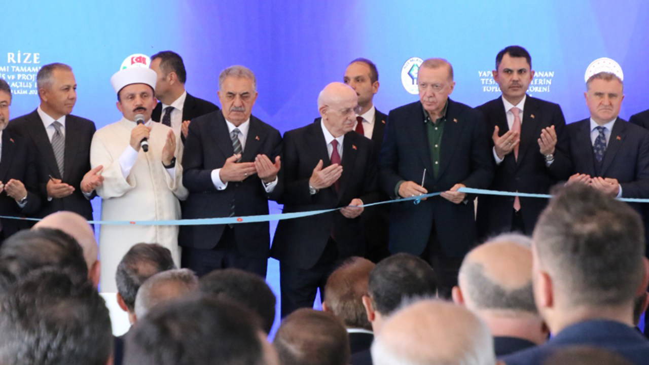 O anlar kamerada… Erdoğan’a temel atma töreninde ‘İsmail Kahraman’ sürprizi: ‘Lütfen efendim, isminizi bağışlayın efendim’