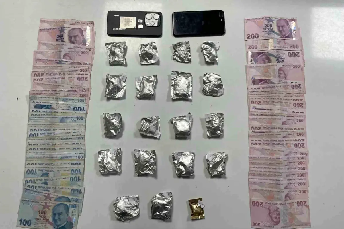 sislide polis uygulamasinda uyusturucu ve para ele gecirildi 1F6bXbAI.jpg