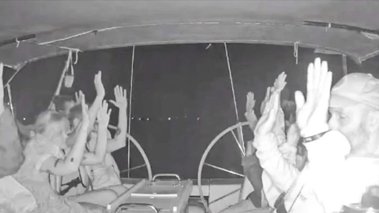 sumud aktivistine iskence yerde suruklendi zorla israil bayragi opturuldu giOzC5sG