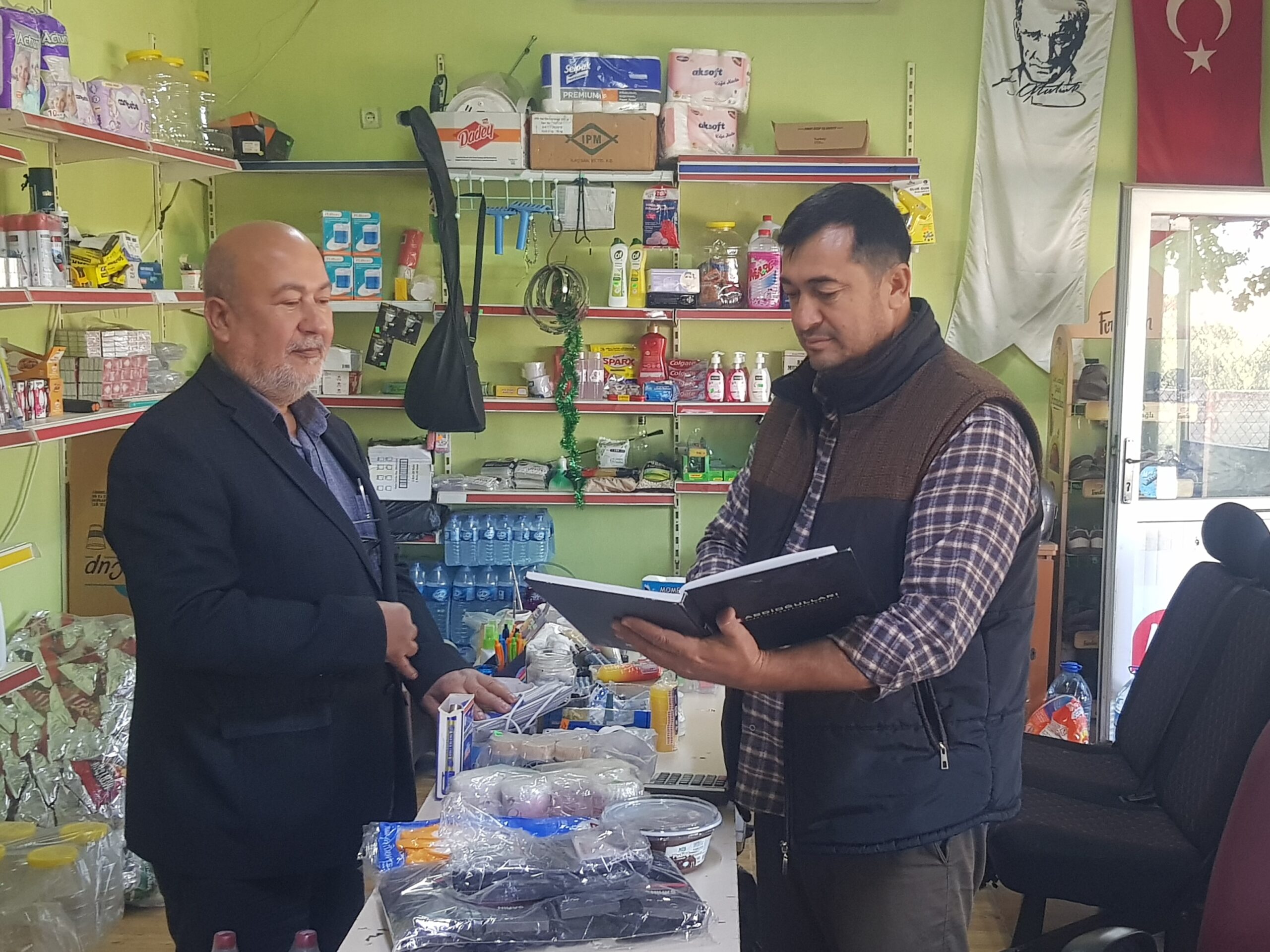 Depremzedelerin veresiye defterini 100 bin liraya satın aldı