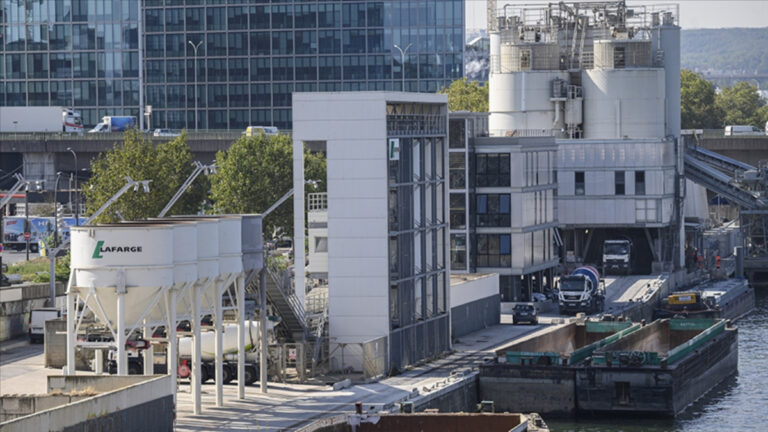 mitin suriyede fabrikasini vurdugu lafarge fransada teror orgutunu finanse etmekten yargilaniyor VXPhyhBt.jpg