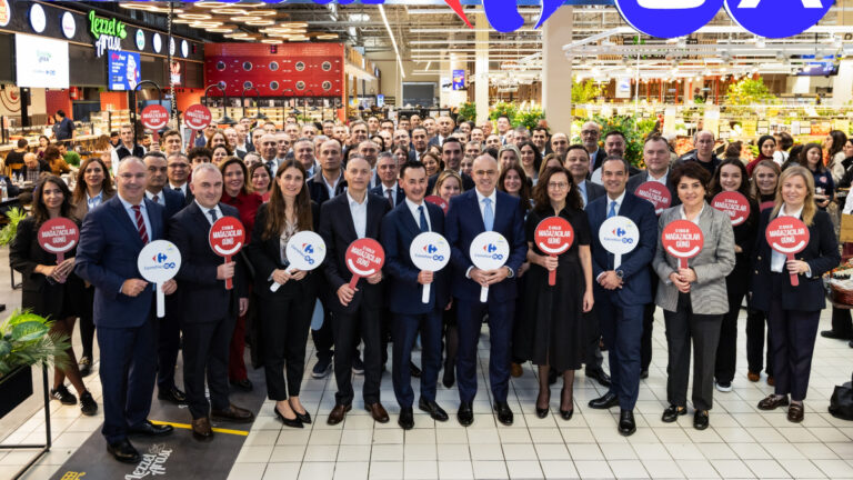 carrefoursa-12-aralik-magazacilar-gununu-15-bin-calisani-ile-kutladi-i61sNbDt.jpg