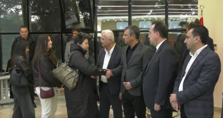 chp-lideri-ozel-ve-durbay-ailesi-taziyeleri-kabul-etti-ruiLHwmq.jpg