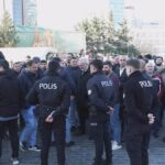 sariyerde-pazar-gunu-krizi-pazarcilardan-belediye-onunde-protesto-8rWOCbEy.jpg