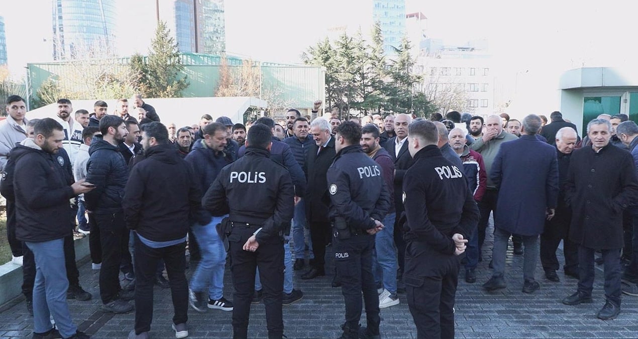 sariyerde-pazar-gunu-krizi-pazarcilardan-belediye-onunde-protesto-8rWOCbEy.jpg