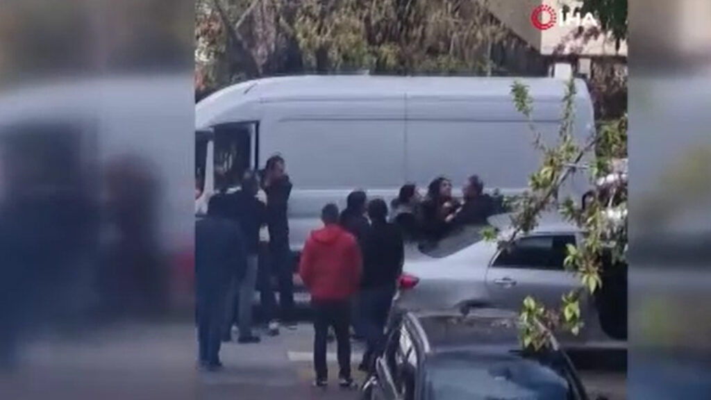 boluda-yol-verme-kavgasi-o-anlar-kameraya-yansidi-kZXsb5py