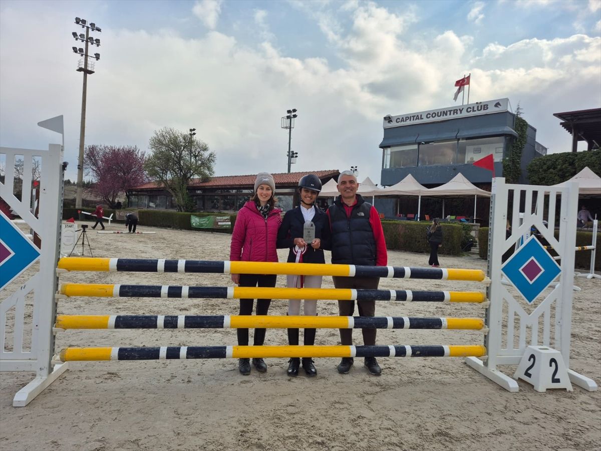 Defne Turasan’dan Şampiyonluk Başarısı: 3 Kupa Birden