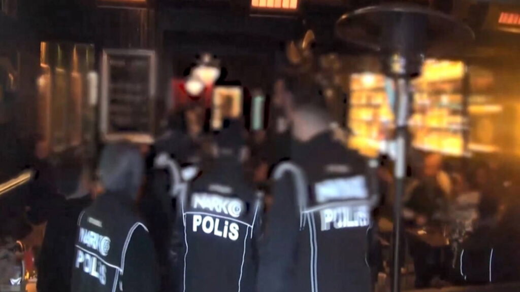 kadikoyde-eglence-mekanlarina-operasyon-isletme-sahipleri-de-aralarinda-100den-fazla-gozalti-JiFKVLuW