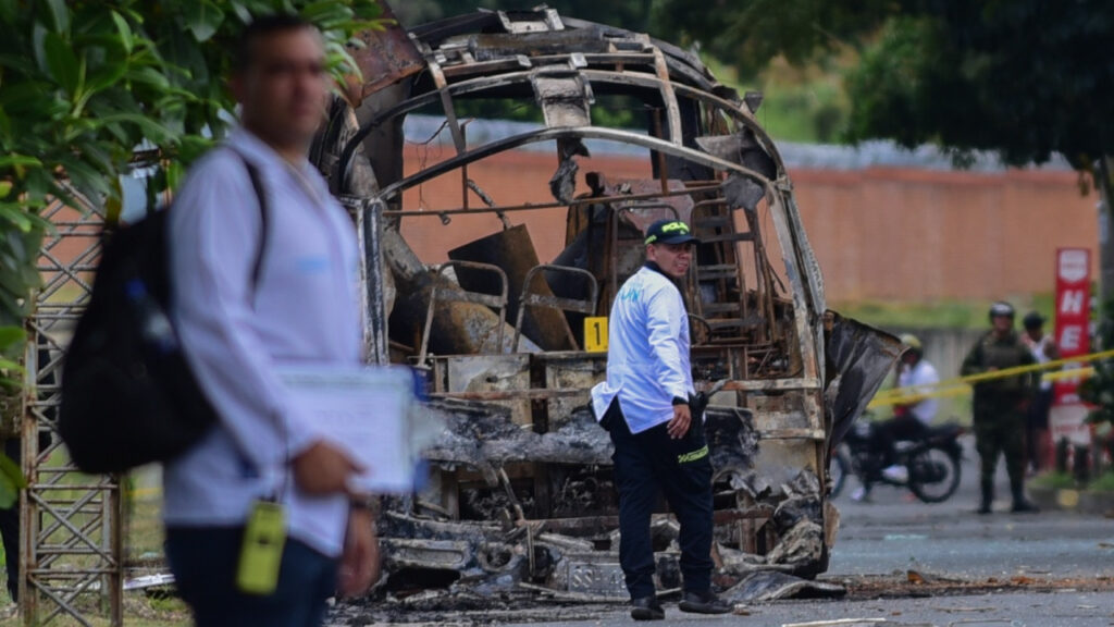 kolombiyada-otobuse-saldiri-2-kisi-yaralandi-cKKkTMdL