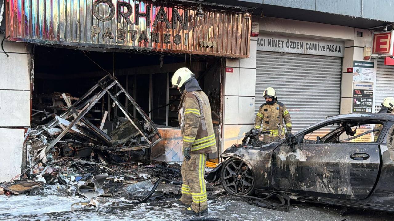 İstanbul’da Otomobil İş Yerine Çarptı, Yangın Çıktı: Yaralılar Var