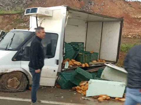 Siirt-Kurtalan Yolunda Kamyonet Kazası: Patlayan Lastik Ekmekleri Yola Saçtı