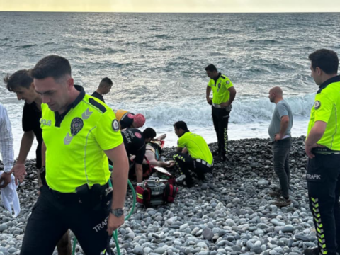Boğulma tehlikesi geçiren asteğmenin imdadına polisler koştu